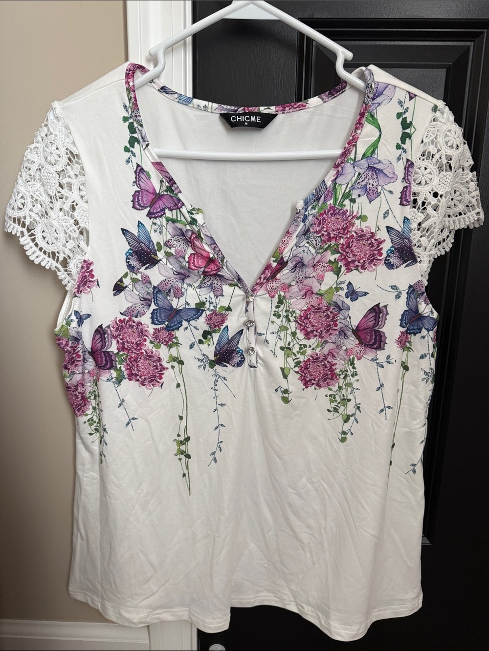 Chic CHICME White Floral & Butterfly Lace Sleeve V-Neck Tee